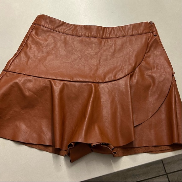 DO+BE caramel brown faux leather skort, Size M - Picture 5 of 5